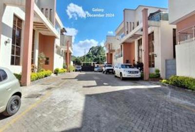 5 Bed Townhouse with En Suite at Lavington - 2