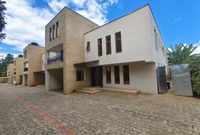 5 Bed Villa with En Suite at Lavington Green