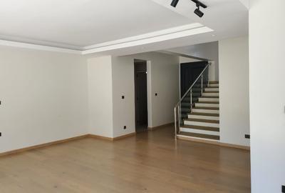 4 Bed Villa with En Suite in Lavington - 2