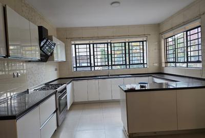 4 Bed Apartment with En Suite in Parklands - 4