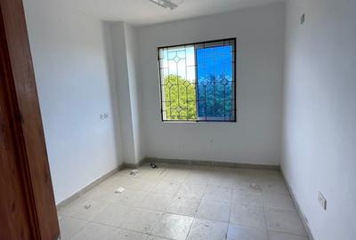 1 Bed Apartment with En Suite at Links Road - 3