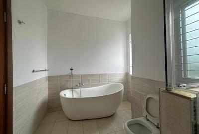 5 Bed Townhouse with En Suite at Lavington - 4