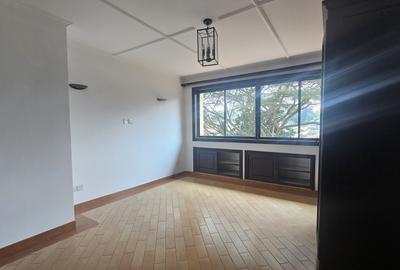 4 Bed Villa with En Suite at Kyuna Close - 3