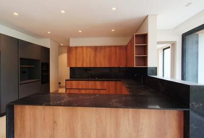 5 Bed Villa with En Suite in Westlands Area - 3