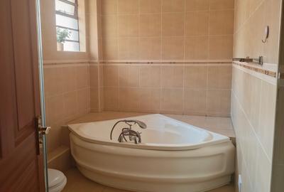 5 Bed Townhouse with En Suite at Lavington - 4