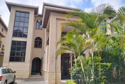 5 Bed Townhouse with En Suite in Lavington - 2