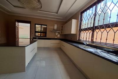 5 Bed Townhouse with En Suite in Lavington