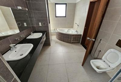 3 Bed Apartment with En Suite in Riverside