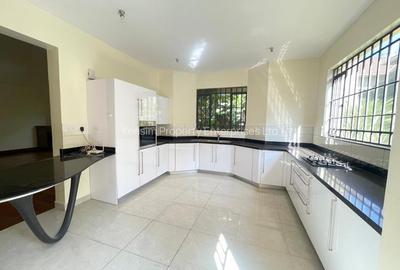 5 Bed Townhouse with En Suite at Lavington - 2