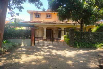 4 Bed Townhouse with En Suite at Few Minutes Drive To Spring Valley Supermarket And Sarit Centre