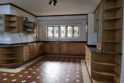 4 Bed House with En Suite in Hill View - 4