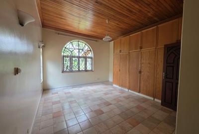 4 Bed House with En Suite at Hillview - 3