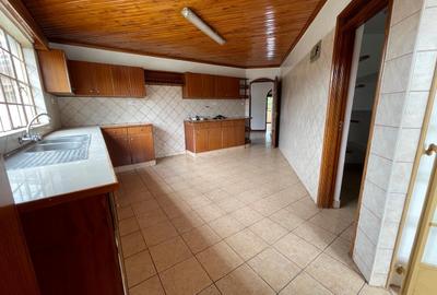 3 Bed Apartment with En Suite in Brookside