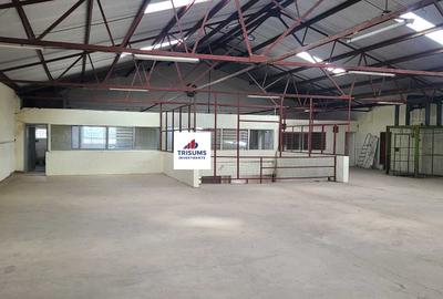 12,000 ft² Warehouse with Fibre Internet in Industrial Area