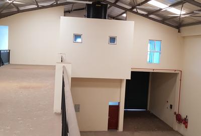 6,200 ft² Warehouse with Parking in Industrial Area