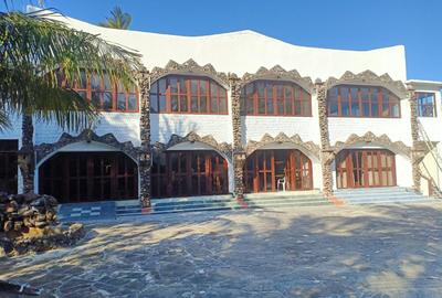 10 Bed Villa with En Suite at Central - 3