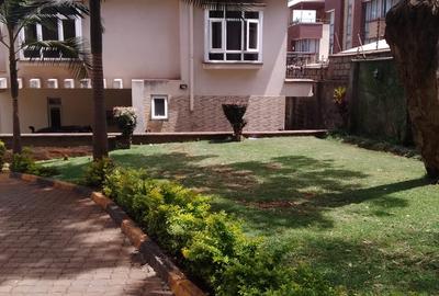 6 Bed Townhouse with En Suite in Lavington - 2