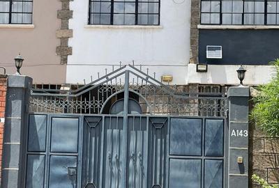 3 Bed Townhouse with En Suite in Donholm