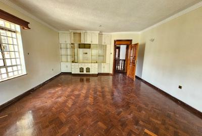 5 Bed House with En Suite in Runda