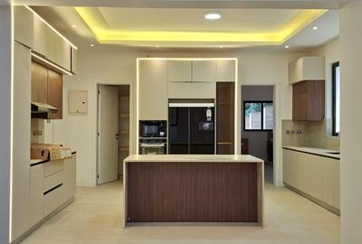 5 Bed Townhouse with En Suite in Lavington - 2