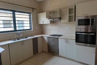 2 Bed Apartment with En Suite in Rhapta Road