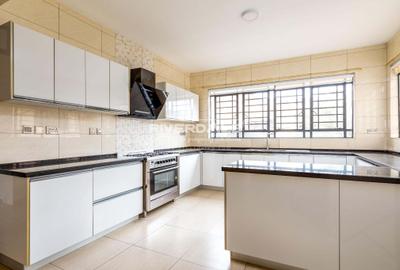 4 Bed Apartment with En Suite in Parklands - 3