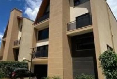 5 Bed Villa with En Suite at Lavington Green