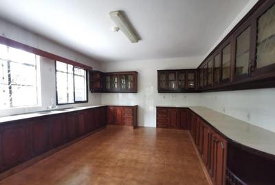 5 Bed Townhouse with En Suite in Kitisuru