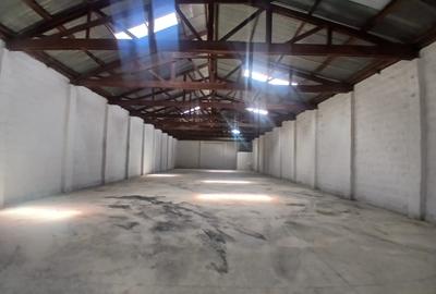 5,000 ft² Warehouse with Parking in Industrial Area