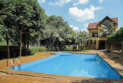 4 Bed Villa with En Suite in Redhill - 3