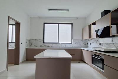 5 Bed Villa with En Suite at Lavington - 2