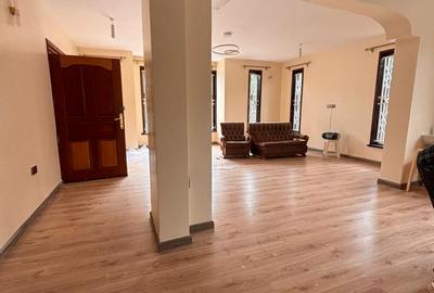 5 Bed House with En Suite in Ridgeways - 4