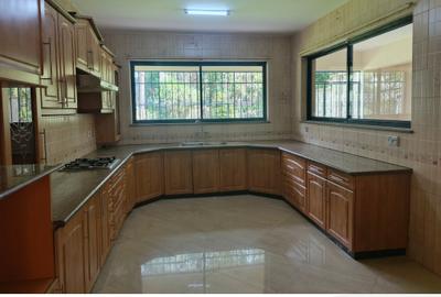 4 Bed Townhouse with En Suite in Brookside