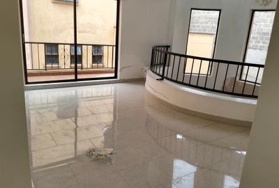 5 Bed Townhouse with En Suite in Westlands Area