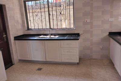 5 Bed Townhouse with En Suite in Lavington - 2