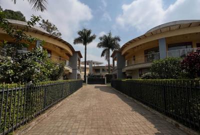 5 Bed Townhouse with En Suite in Lavington - 4