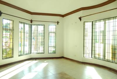 3 Bed Apartment with En Suite at Links Road - 4