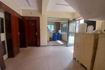 3,000 ft² Warehouse with Parking in Industrial Area - 3