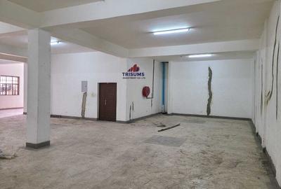 2,700 ft² Warehouse with Parking in Industrial Area