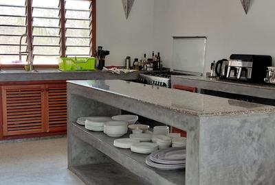 4 Bed Villa with En Suite at Paparemo - 2