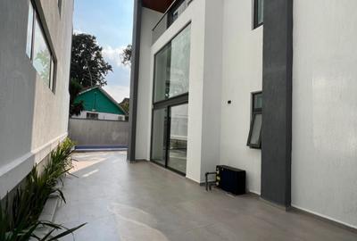 6 Bed Townhouse with En Suite in Lavington - 2