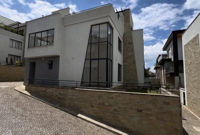 5 Bed Townhouse with En Suite in Lavington - 4