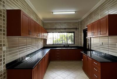 4 Bed Apartment with En Suite in Brookside