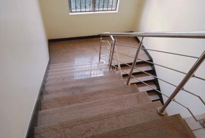 5 Bed Townhouse with En Suite at Near Westgate Mall