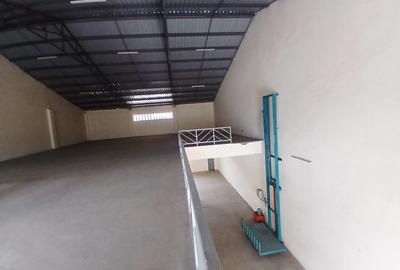 11,000 ft² Warehouse with Parking in Mombasa Road