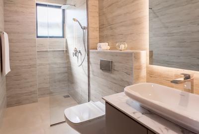 3 Bed Apartment with En Suite in Riverside - 2