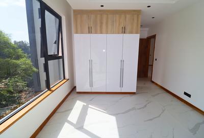2 Bed Apartment with En Suite at Peponi Road - 4