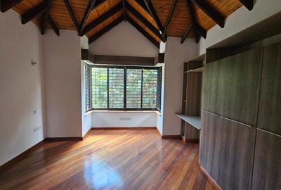 5 Bed House with En Suite in Runda