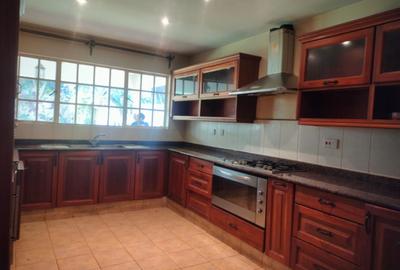 5 Bed Townhouse with En Suite at Lavington