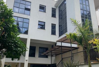 7 Bed House with En Suite in Nyari